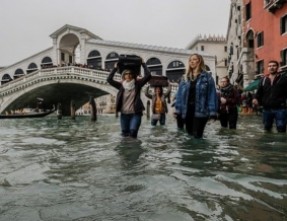 Triều cường Venice đạt mức đỉnh mới, quảng trường Saint Marc đóng cửa